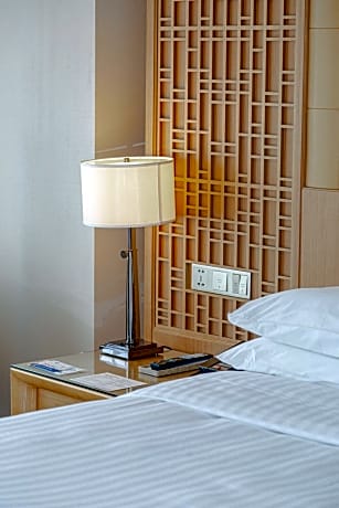 Deluxe Room, 1 King Bed, Smoking, Ocean View