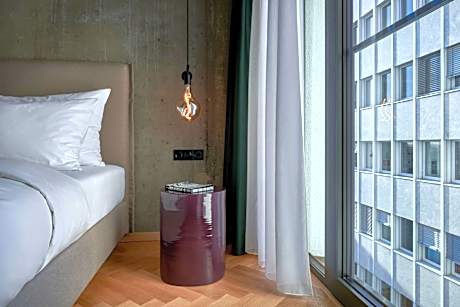 Superior Comfort, Guest room, 1 Queen, Courtyard view