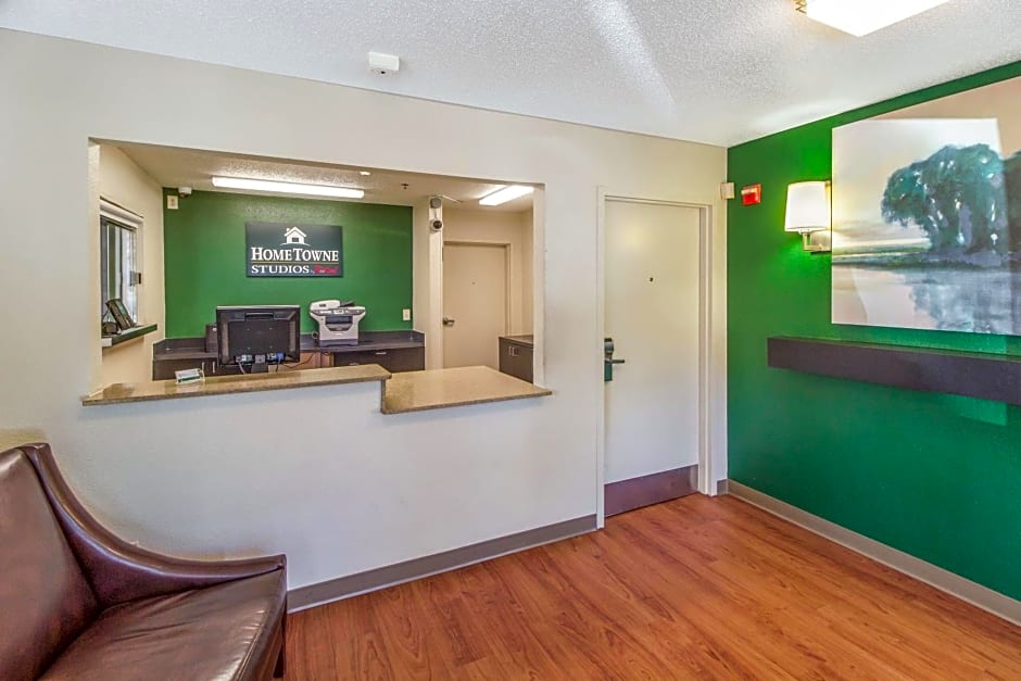 HomeTowne Studios by Red Roof Houston - Northwest