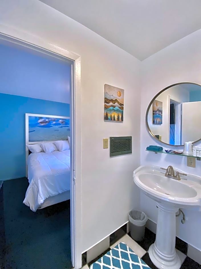 Bluebird Day Inn & Suites