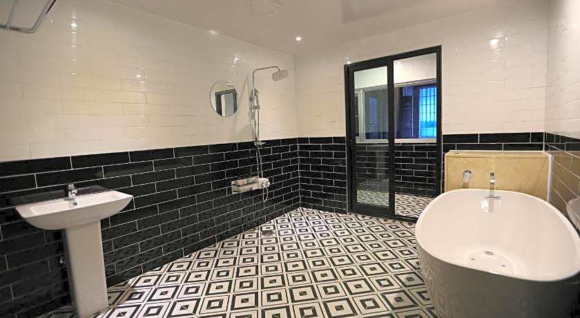 almond hotel Gupo station