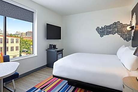 Deluxe Guest Room, 1 King, City View