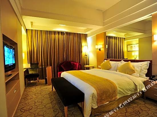 Kolam Gloria Plaza Hotel