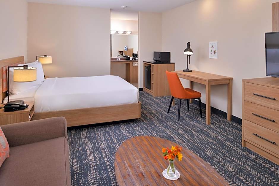 La Fuente Inn & Suites