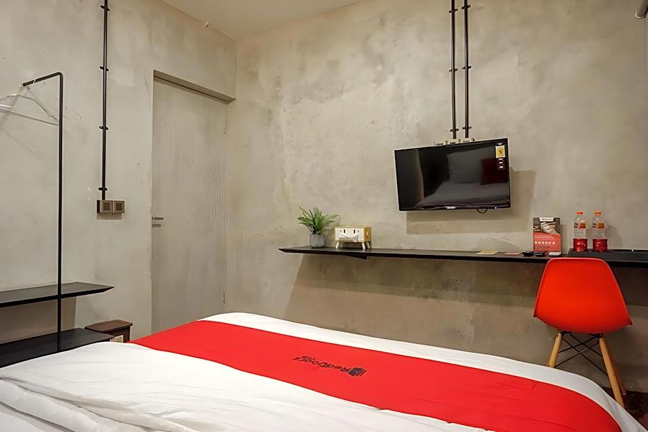 RedDoorz Plus near Kawasan Sam Poo Kong Semarang