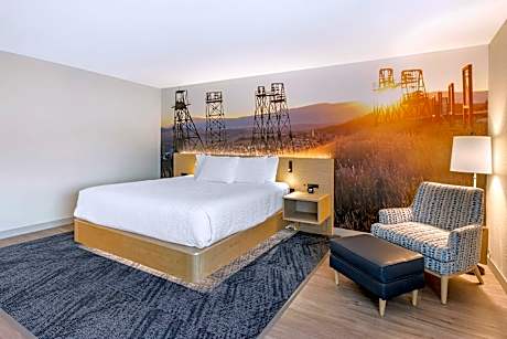 1 King Bed Non-Smoking Microwave Fridge Wi-Fi Shower Only No Pets Allowed Full Breakfast