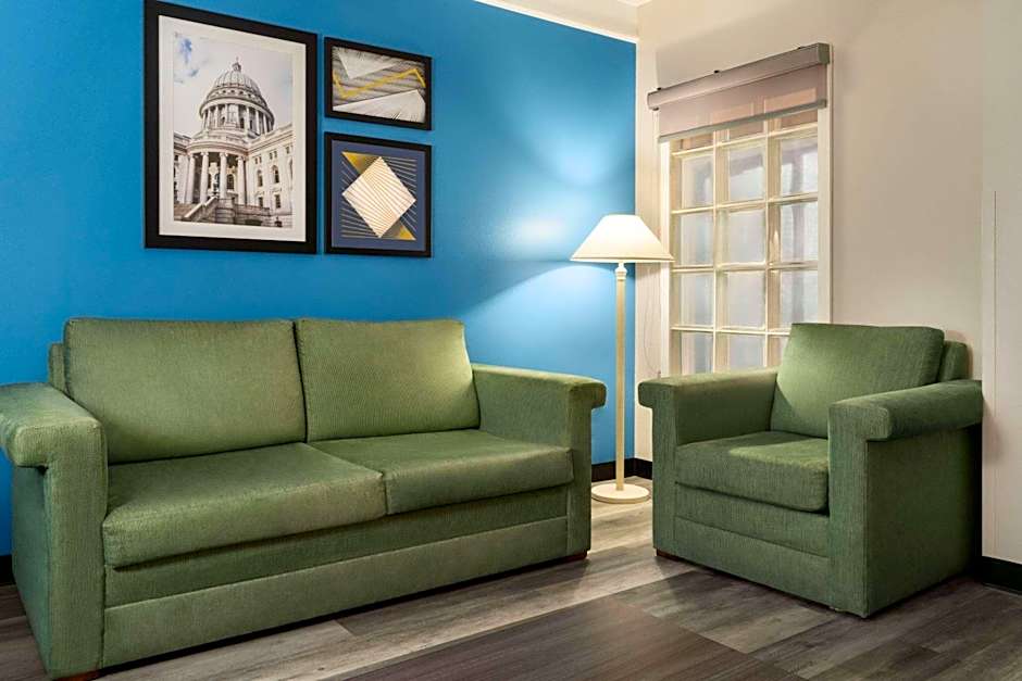 La Quinta Inn & Suites by Wyndham Madison American Center