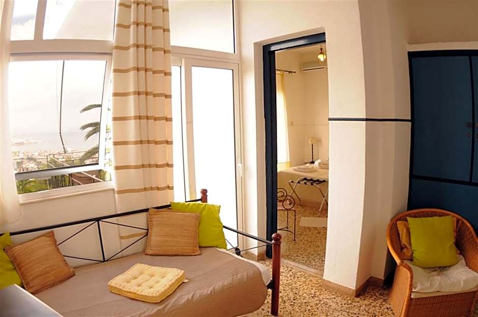 Akrotiri Hotel