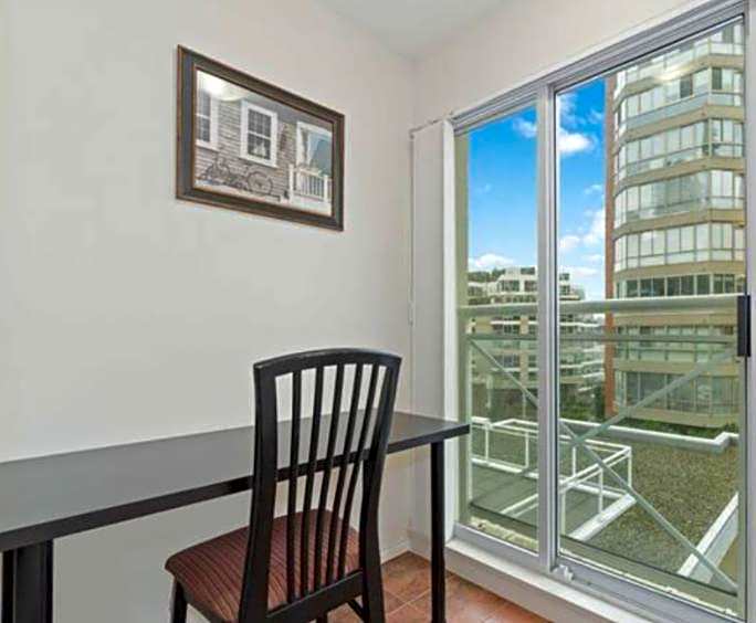 1BD+Den condo, with free parking in Downtown!