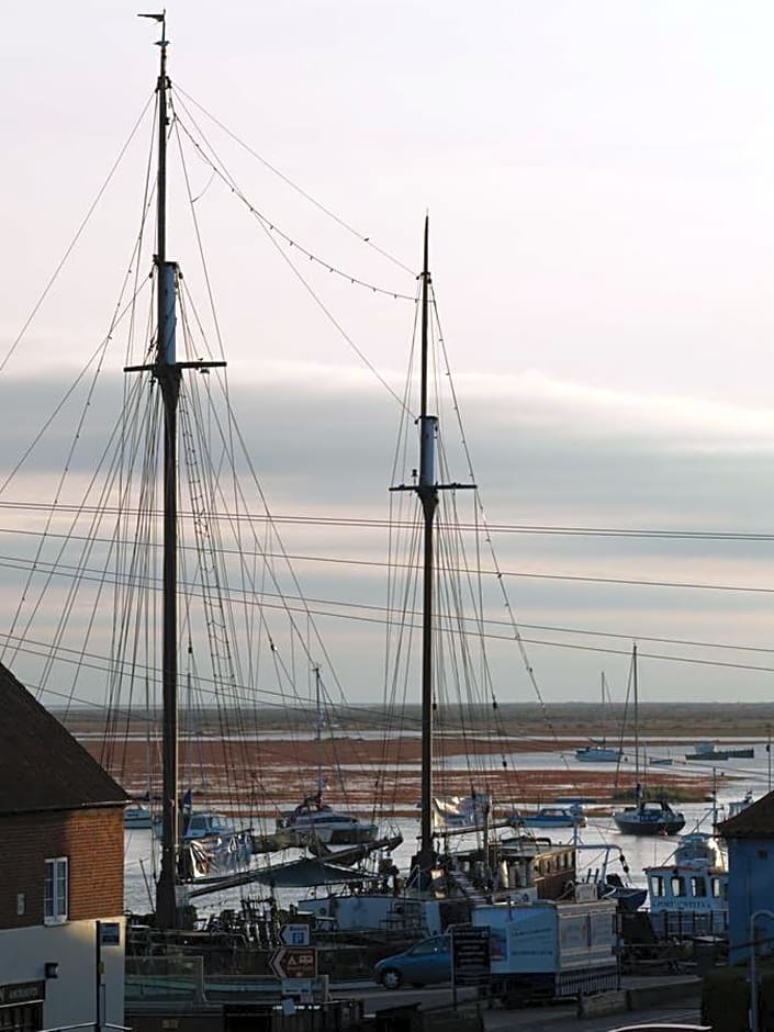 AnchorageWells Entire Cottage OR a King Ensuite on Room Only