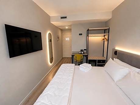 Executive Queen Room with Balcony - Non-Smoking