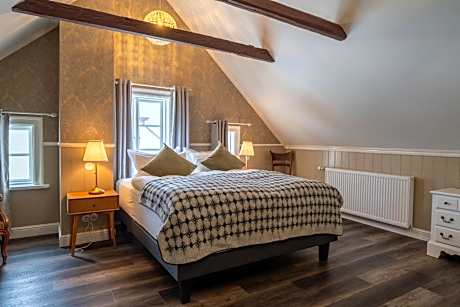 Deluxe One-Bedroom Apartment with Ocean View