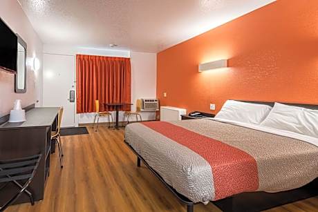 Deluxe King Room - Non-Smoking