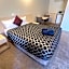 OVERLANDER MOTOR LODGE