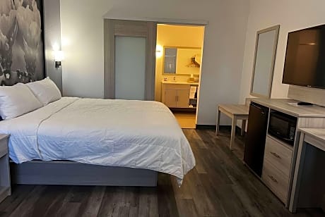1 King Bed Mobility Accessible Room Non-Smoking