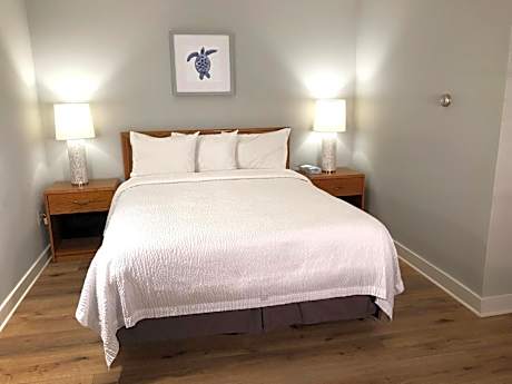 Deluxe Queen Room with Whirlpool Bath