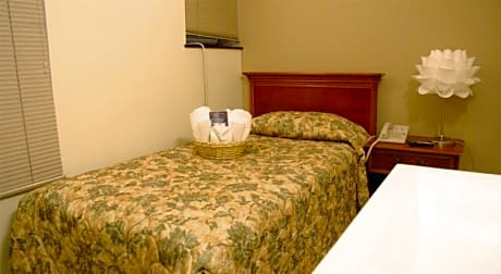 STANDARD (SHARED BATHROOM)