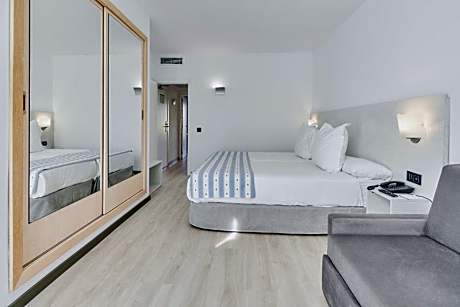 Family Room (4 Adults + 1 Child)