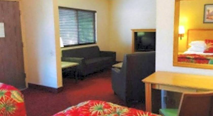 Caliente Tropics Hotel