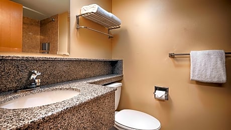 Queen Room with Bathtub and Kitchen - Disability Access