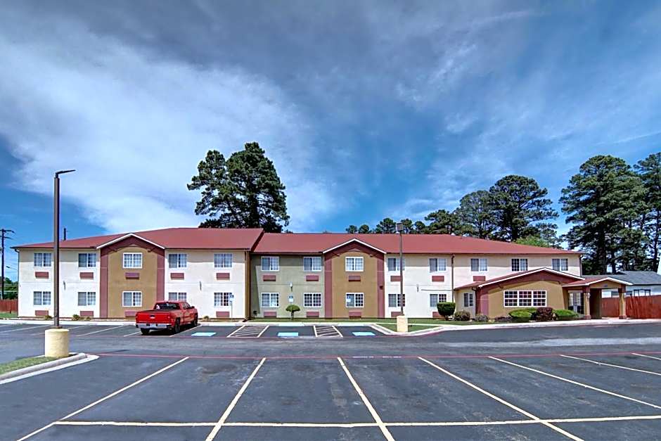 HomeTown Inn & Suites