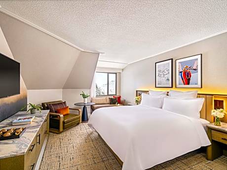 Fairmont Gold View King Room with Exclusive Lounge and Evening Canapes