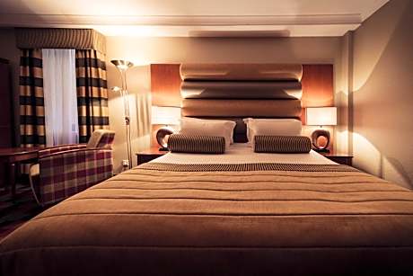 Classic King (with complimentary mini-bar)