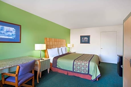 1 King Bed Non-Smoking