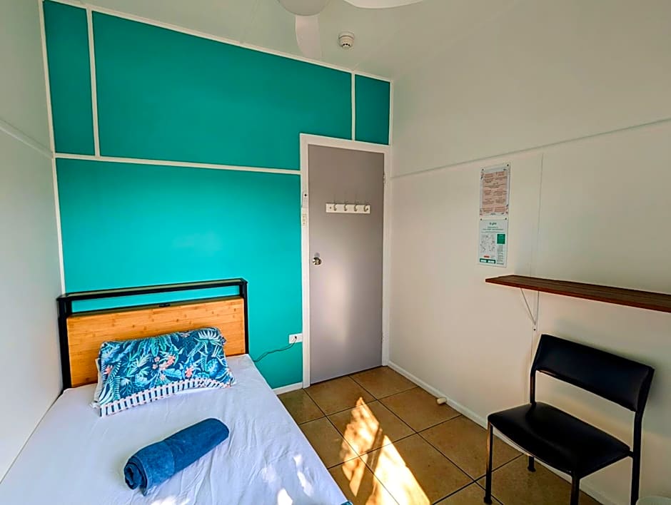 Ozzie Pozzie Backpackers