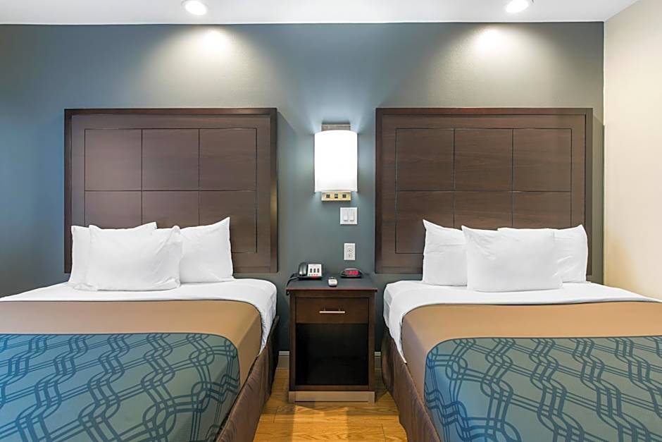 Econo Lodge Inn & Suites