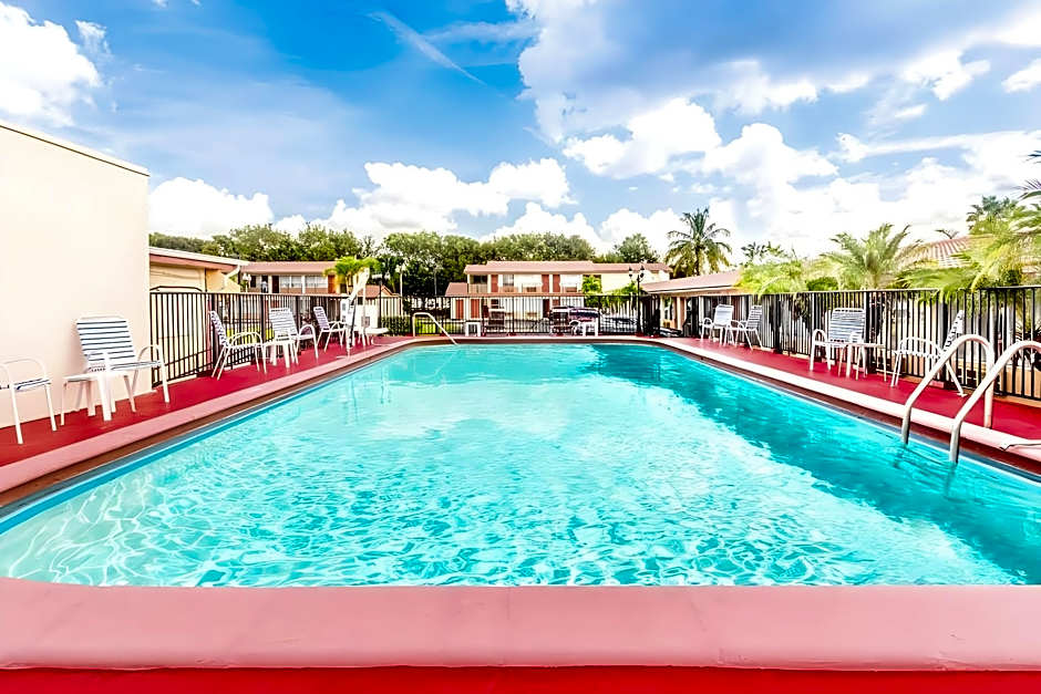 Econo Lodge Inn & Suites