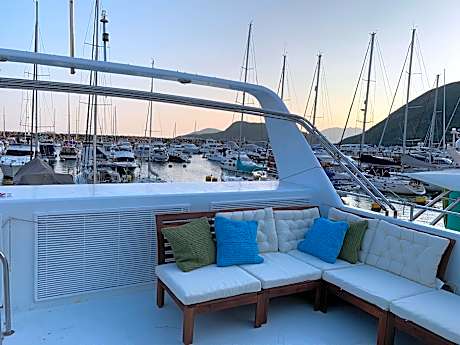Perfect Holiday on Houseboat