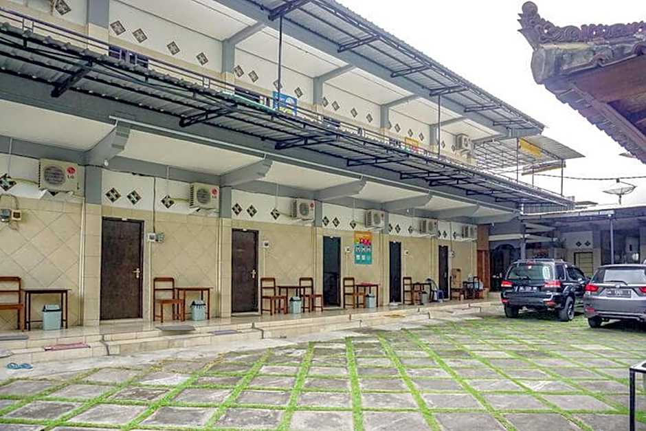 RedDoorz near Penimbangan Beach Singaraja