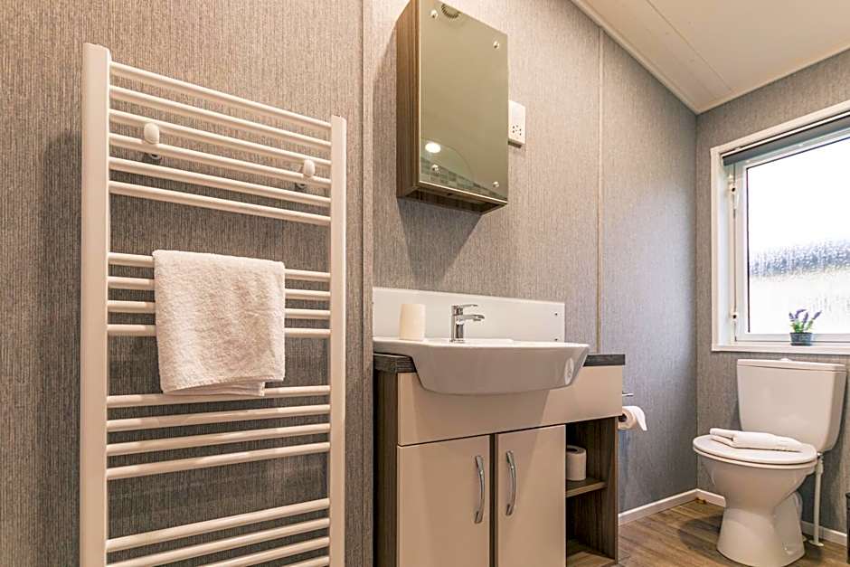 Woodpecker Lodge with Hot Tub