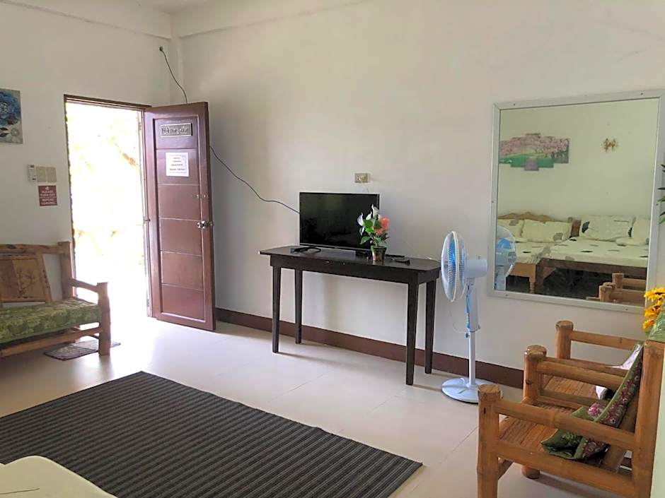 CASA BOLO IN ALAMINOS with HIDDEN WHITE BEACH near 100 Islands