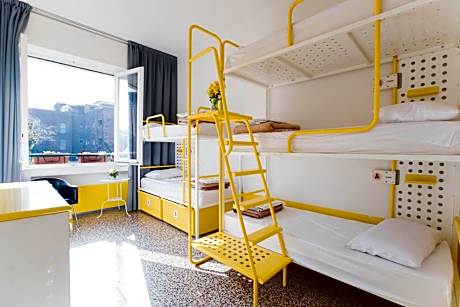Bed in 6-Bed Mixed Dormitory Room