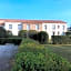 Les Aubuns Country Hotel
