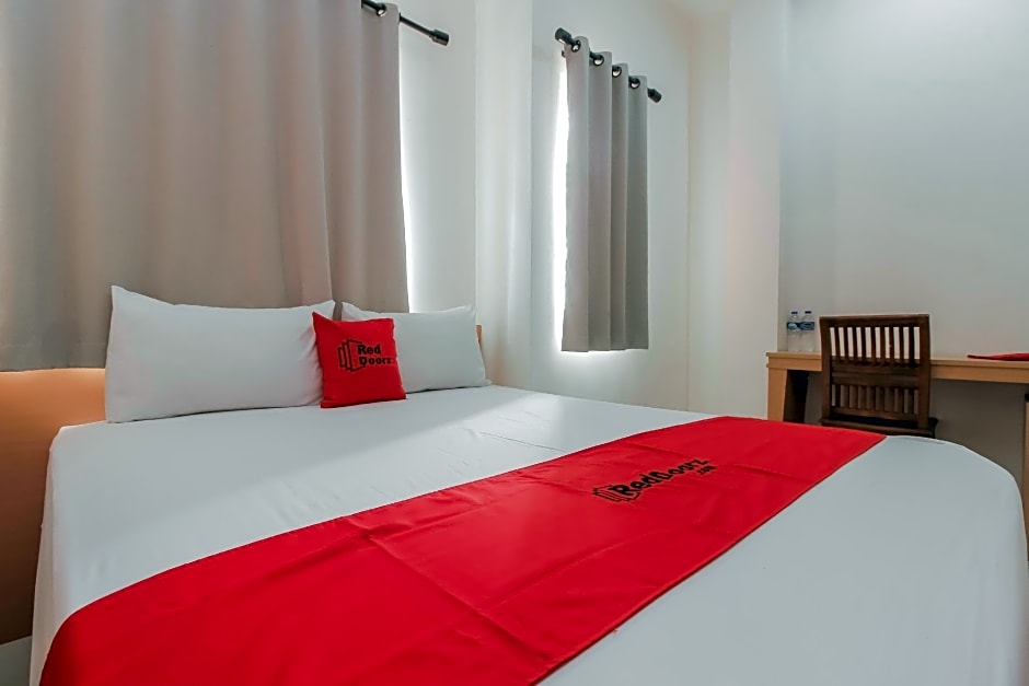 RedDoorz Plus near Galaxy Bekasi