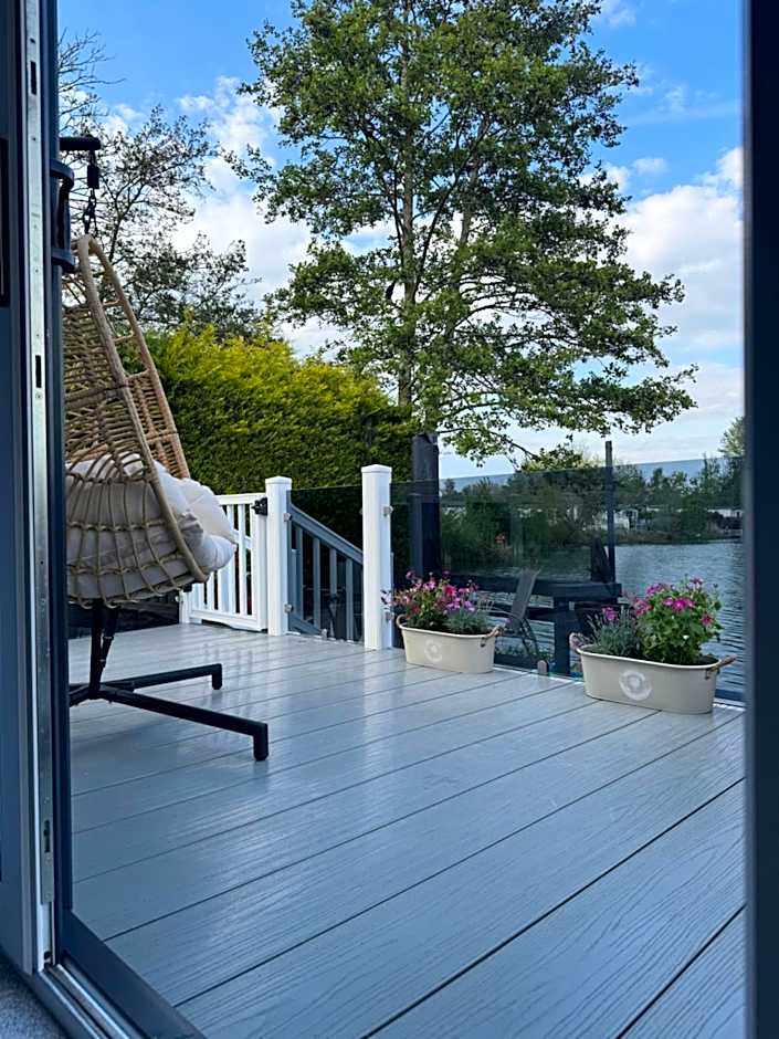 Lakeside Dorchester Lodge - Hot Tub with Fishing Peg