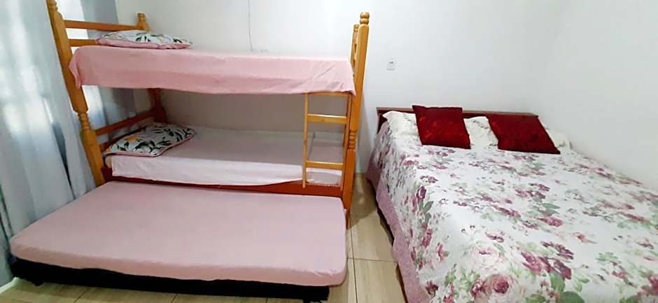 KITNET S2 em TORRES-RS - Na mais bela praia Gaúcha - Cozinha - Banheiro - Ar condicionado - TV smart 32' - Wi-Fi - Estacionamento - Anfitriã Superhost no BnB