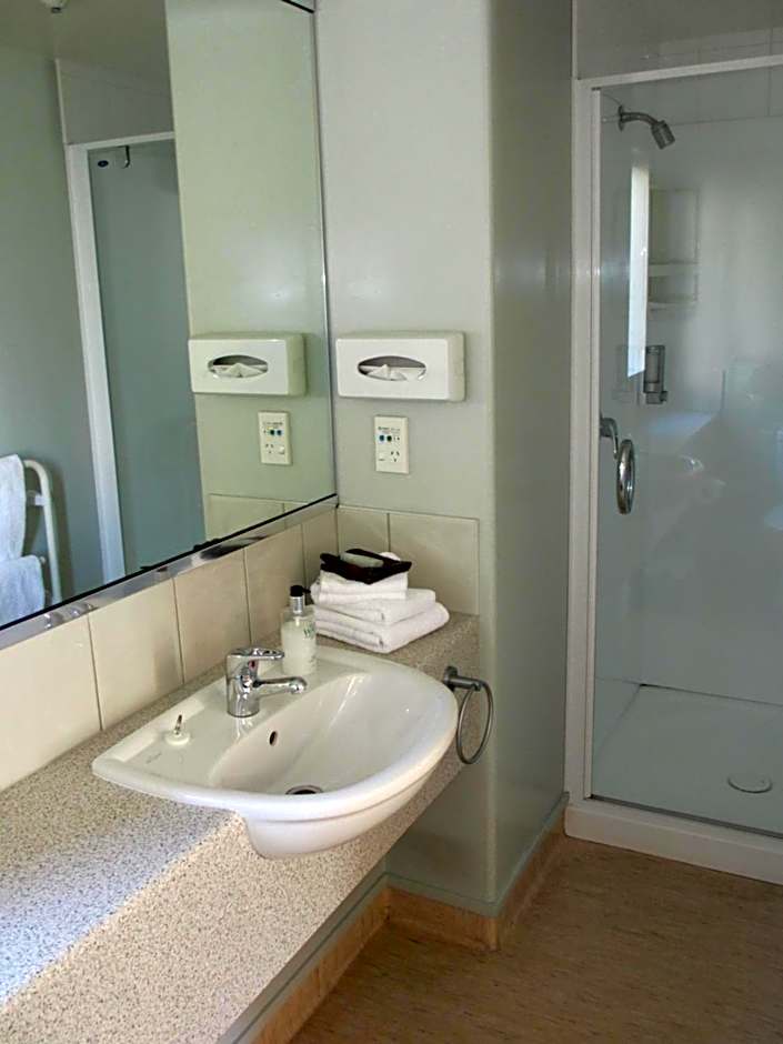 Alhambra Oaks Motor Lodge