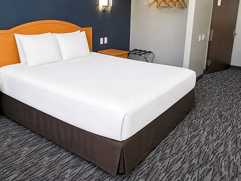 Photo 1 of 14 of 1 King Bed Suite, Jacuzzi®