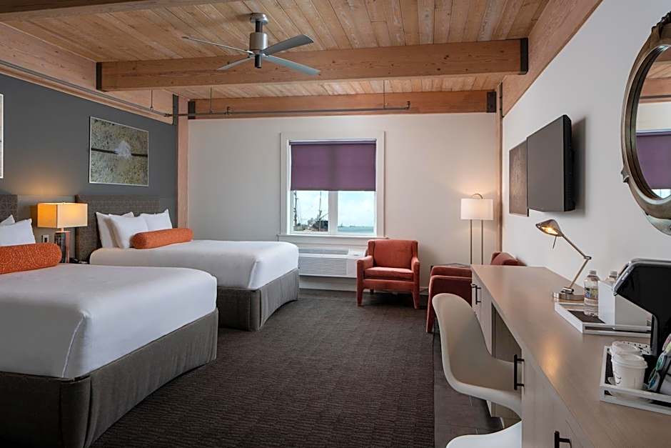 Harbor House Hotel and Marina at Pier 21