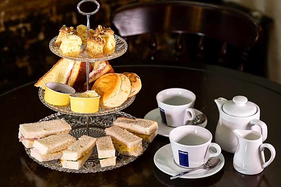 The New Inn by Roomsbooked