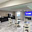 La Quinta Inn & Suites by Wyndham Indianapolis Airport Lynhurst