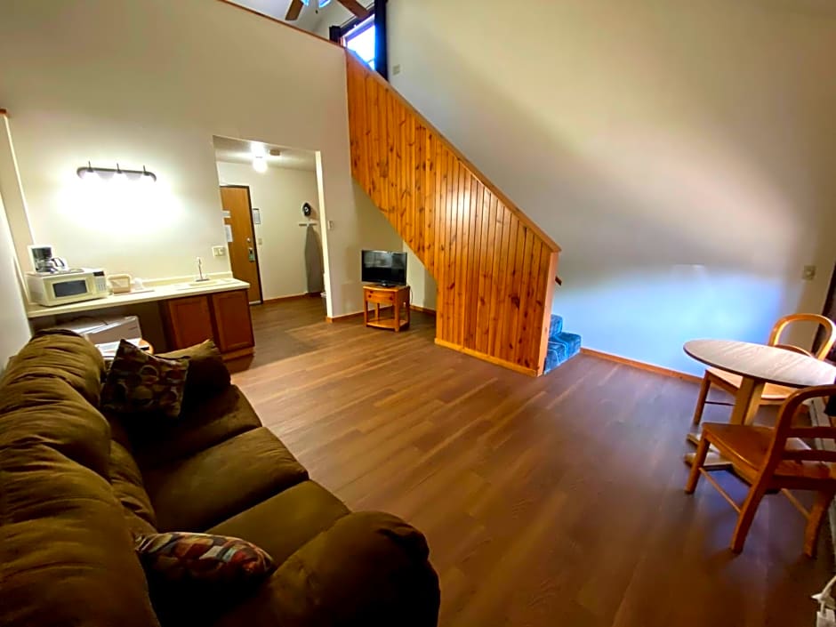 Woodland Inn & Suites