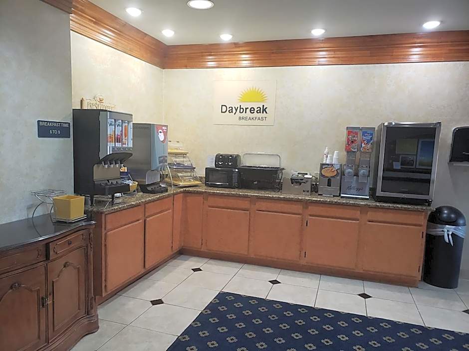 Days Inn & Suites by Wyndham Cleburne TX