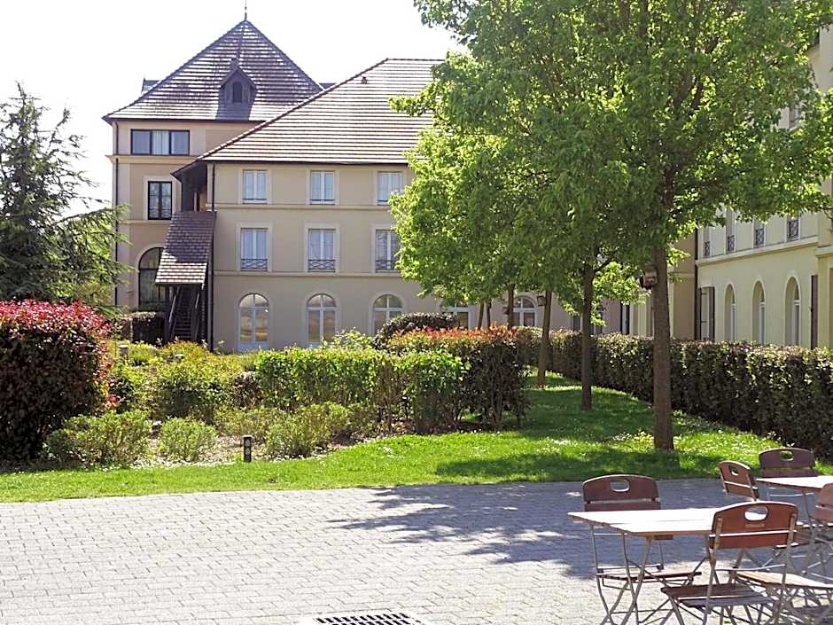 CAMPANILE VAL DE France