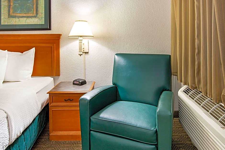 La Quinta Inn & Suites by Wyndham Albuquerque Airport
