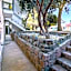 Moonshine Hotel & Suites